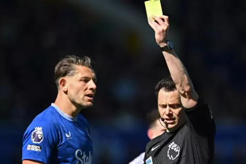 إنذارات بدون طرد.. تاركوفسكي يسجل رقمًا قياسيًا في الدوري الإنجليزي